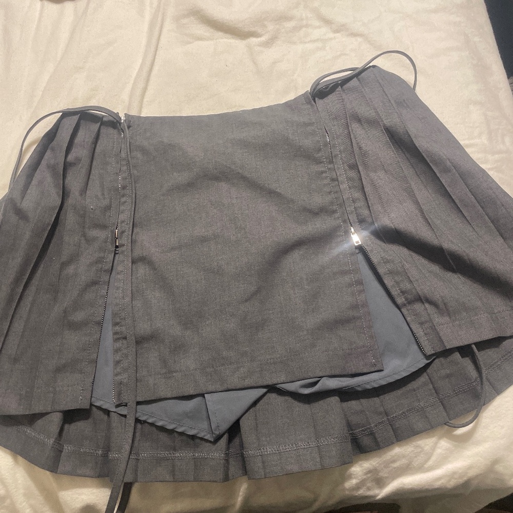 Preppy Wolf gray skirt